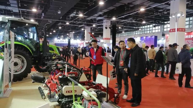联合收割机的价格主要由以下几个方面构成：